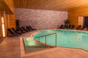 Produkty Ceresit pro lepení obkladů a dlažeb v zámeckém wellness v Hrádku u Sušice