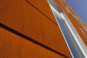 Patinující ocelový plech Cor-Ten na fasádě budovy městské správy ve finském Oulu