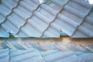 Úžlabí na horách 1 – zlom šikmo řezaných tašek podél úžlabí, stadium hledání řešení