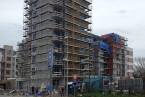 Akrylátová omítka Ceresit CT 60 VISAGE se vzorem cihlového zdiva na bytovém domě projektu Čakovický park