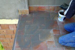 Lepení a spárování keramických obkladů a dlažeb