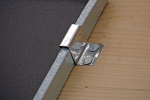 Jak správně kotvit drážkovanou střešní krytinu PREFALZ