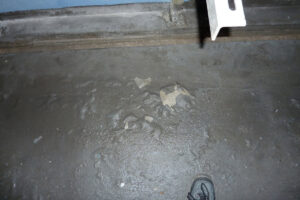 Vliv vlhkosti podkladních vrstev na vady povrchových úprav