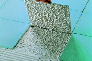 Kritéria pro výběr lepicí a spárovací hmoty pro obklady a dlažby