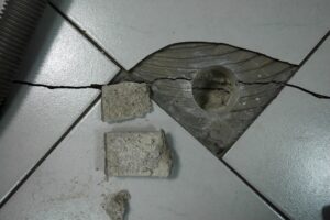 Dlažby lepené cementovými lepidly – příčiny poruch, prevence