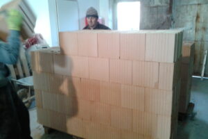 Testování cihel plněných minerální vatou