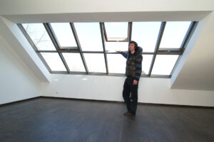 Ateliérová střešní okna Solara na rodinné vile, vinohradském domě a v jedinečném střešním bytě