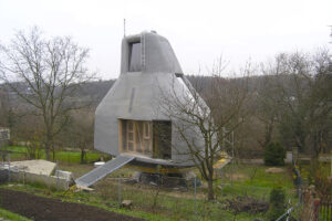 Domek v sadu s výhledem do údolí