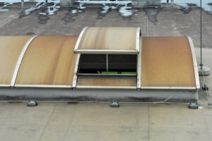 Vliv prostředí na poruchy polykarbonátových světlíků