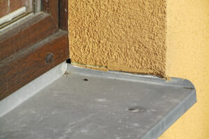 Časté chyby u napojení oken a dveří na stěnu a zateplovací systém