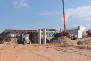 Na novém úseku D11 již rostou mosty