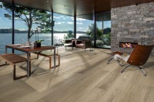 Dřevěná podlaha s „masivním“ formátem a třemi barevnými variacemi z kolekce Kährs REAL