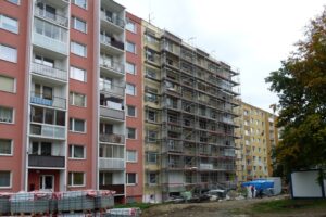 Špičková rekonstrukce fasády paneláku – izolace z PUR desek, protipožární řešení od HPI-CZ i netopýří budky