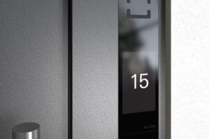 Vchodové dveře Schüco s dotykovým ovládacím displejem