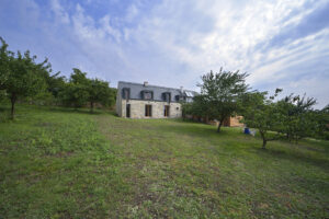 Rodinný dům v Košťálově – kámen a dřevo