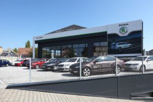 Autosalon v Horoměřicích v novém díky sendvičovým panelům od Lindabu