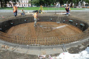 Hnědý beton pro karlínskou kašnu