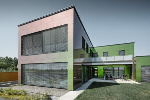 Chameleonská fasáda na domě v rakouské obci Retzbach