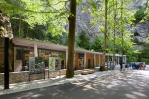 Vstupní budova areálu Punkevních jeskyní – stavba, kde skála mluví s betonem