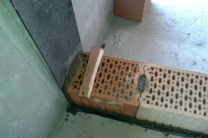 Svislé napojení mezibytové AKU stěny na monolitickou železobetonovou konstrukci s použitím těžkého asfaltového pásu z hlediska požární ochrany