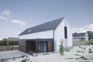 Střecha se skládanou krytinou je u Čechů ve velké oblibě. Za kvalitu a trvanlivost si neváhají připlatit