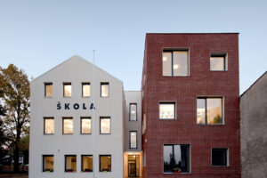 Dvě budovy pro venkovskou školu