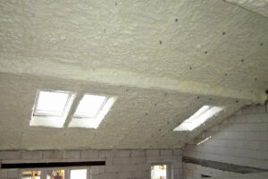 Stříkaná polyuretanová pěna jako stavební izolační materiál