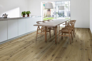 Olejované dřevěné podlahy vyžadují po ukončení topné sezóny péči