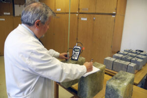 Možnosti nedestruktivního vyšetřování materiálových vlastností drátkobetonu