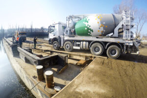 Betonáž ve Vltavě – Doprava betonu lodí a uložení pod vodu