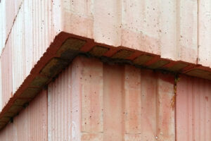 Nové řešení vazby zdiva Porotherm v rozích pro různé varianty soklu