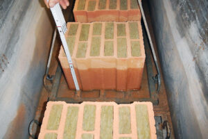 Cihly plněné minerální vatou a voda