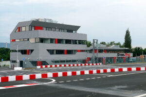 Objekty nového motokárového areálu v Třinci mají efektní fasádu a střechu od Lindabu