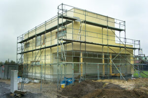 Sádrokartonová deska Knauf TOPAS rozšiřuje v nové klasifikaci „E“ použitelnost i na vnější prostředí