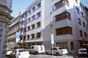 Nový starý dům uprostřed Prahy