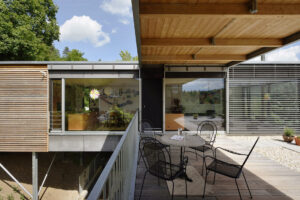 Dřevostavba ve svahu nad Berounkou