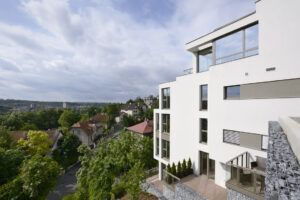 Domy ve svahu pod Dívčími hrady