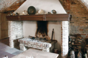 Komín v těsném domě