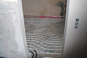 Reakce hliníku a čerstvé cementové či anhydritové směsi