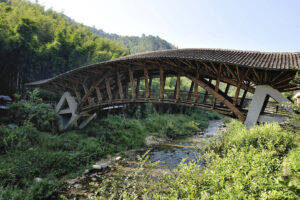 Lávka s bambusovou nosnou konstrukcí