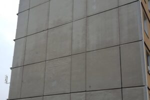 Provětrávaná fasáda panelového domu v Horažďovicích inspiruje okolí