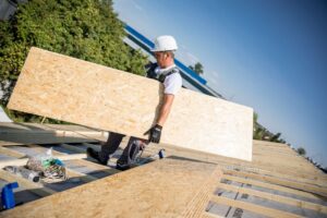 Oprava střechy rodinného domu s využitím desek Egger Roofing Board