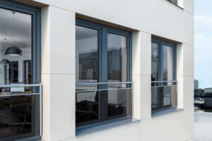 Nové bezpečnostní zábradlí pro plastová okna Schüco kombinuje sklo a nerezovou ocel