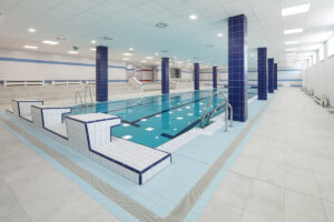 Rekonstrukce bazénu v bratislavské SPŠ – čísla drah vyřezal z dlaždic RAKO vodní paprsek