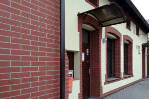 Proměna Domu U Čápa ve Stonavě díky imitaci lícových cihel