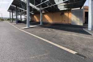 Přes žlaby MEA DM 2000 jezdí v Českých Budějovicích trolejbusy