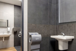 Kabiny zimního stadionu ve Vyškově s barevnými obklady Rako