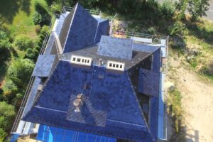 Funkcionalistickou vilu v Liberci zdobí černá střešní krytina Bramac Smaragd