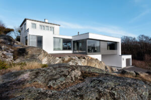 Dům vyšlý z módy proměnili ve vilu ve stylu Bauhaus i díky fasádám a posuvným systémům Schüco