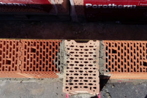 Napojení mezibytové stěny Porotherm 25 AKU SYM na jednovrstvé obvodové zdivo Porotherm 38 T Profi u  bytových domů